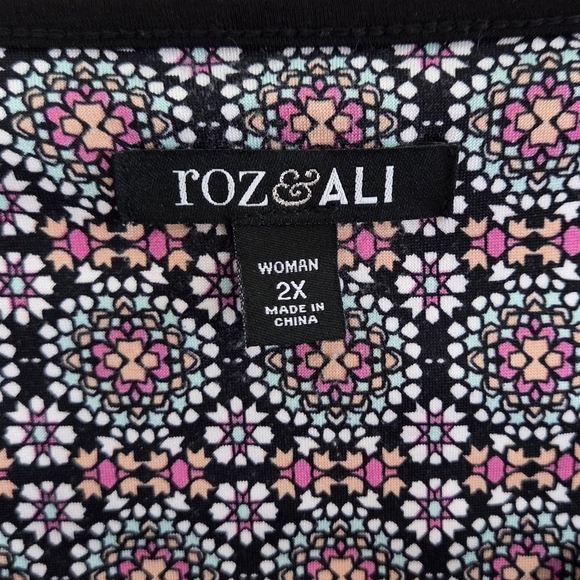 Roz & Ali | V-Neck Medallion Short Sleeve Top with Gold Zipper Detail Size 2X - Picture 3 of 5